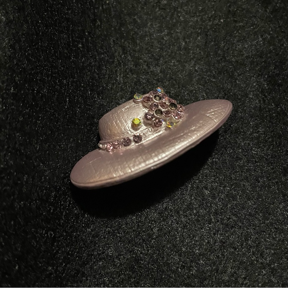 Ladies hat with bling brooch